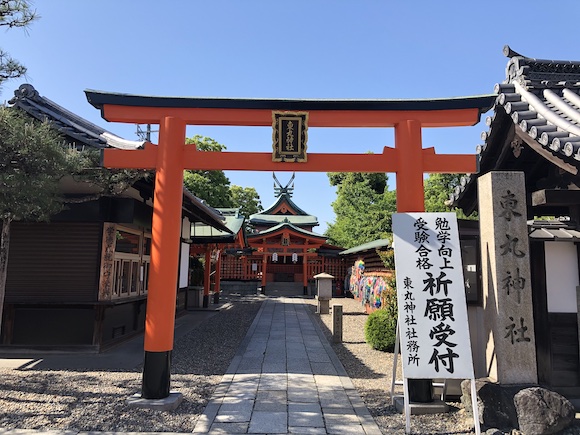 稲荷神社の鳥居はなぜ赤い 赤い鳥居に込められたメッセージを読み解け 開運の神様